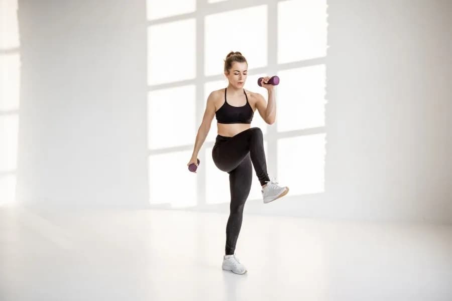 Czy bieganie w miejscu odchudza? Sprawdź, jak skutecznie schudnąć