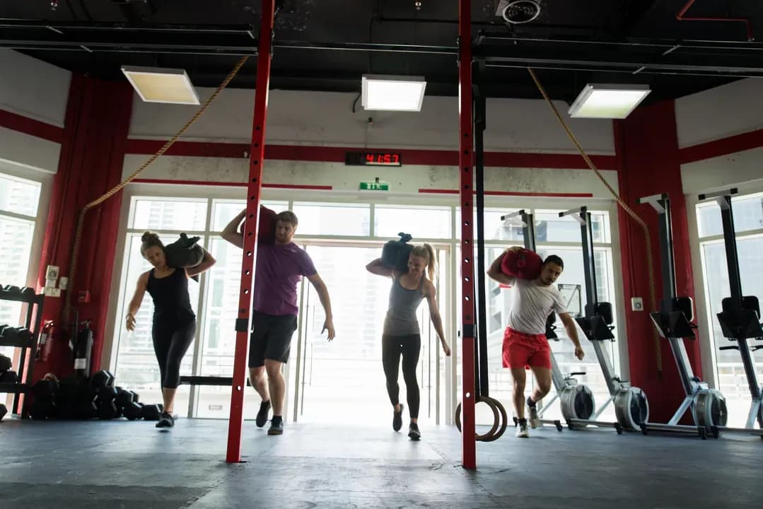 Jak wygląda trening crossfit? Kluczowe elementy i co warto wiedzieć