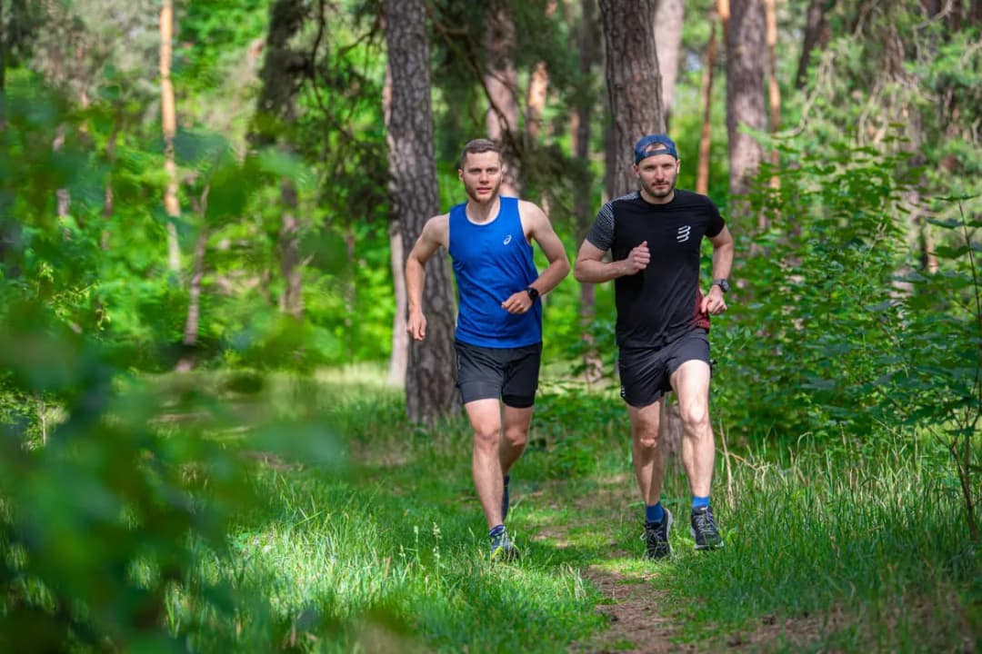 Jakie spodnie do biegania wybrać na każdą porę roku? Sprawdź!